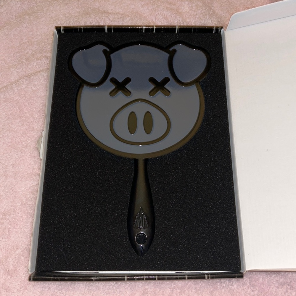 Jeffrey Star x Shane Dawson black pig mirror.